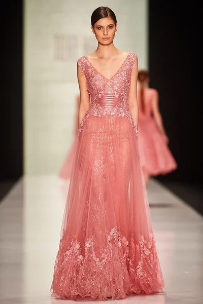 A model walks on the Tony Ward catwalk — Stock Photo, Image