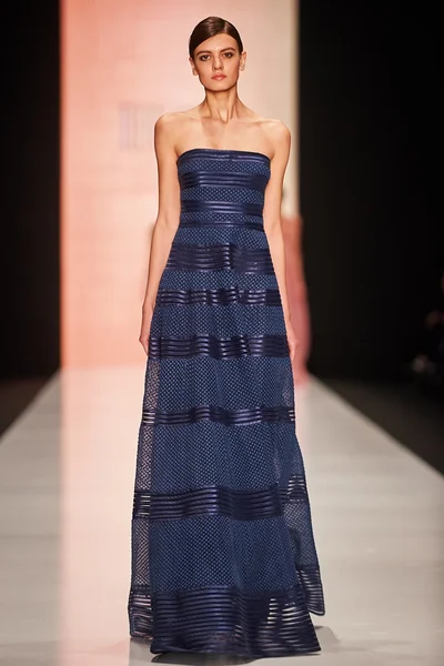 Manken Tony Ward podyum üzerinde yürüyor