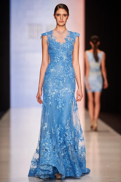 Manken Tony Ward podyum üzerinde yürüyor