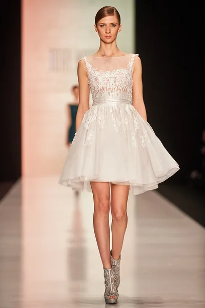 Una modelo camina en la pasarela de Tony Ward — Foto de Stock