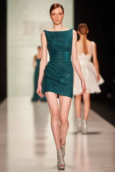 A model walks on the Tony Ward catwalk — Stock Photo, Image