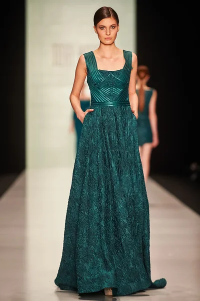 Manken Tony Ward podyum üzerinde yürüyor