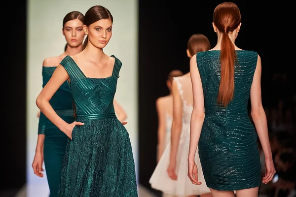 Manken Tony Ward podyum üzerinde yürüyor