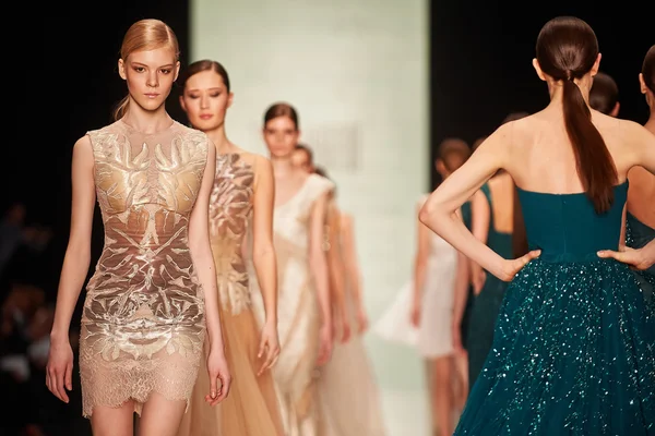 Een model loopt op de catwalk Tony Ward — Stockfoto