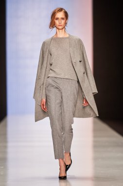 Manken Bgn Aleksandr Rogov podyum üzerinde yürüyor