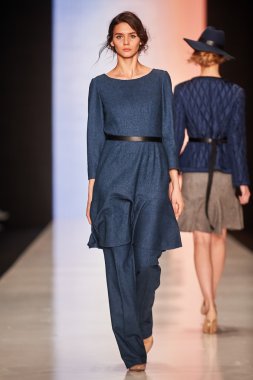 Manken Bgn Aleksandr Rogov podyum üzerinde yürüyor