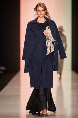 Manken Bgn Aleksandr Rogov podyum üzerinde yürüyor