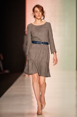 Manken Bgn Aleksandr Rogov podyum üzerinde yürüyor