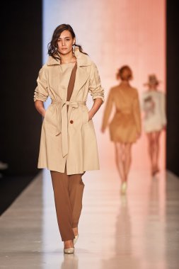 Manken Bgn Aleksandr Rogov podyum üzerinde yürüyor