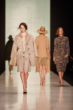 Manken Bgn Aleksandr Rogov podyum üzerinde yürüyor