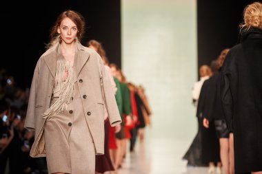 Manken Bgn Aleksandr Rogov podyum üzerinde yürüyor