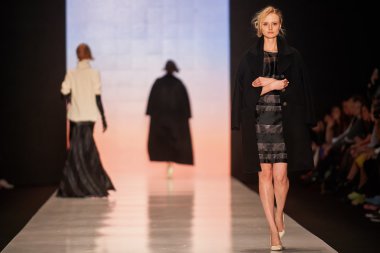 Manken Bgn Aleksandr Rogov podyum üzerinde yürüyor