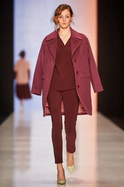 Model chodí na začátek Aleksandr Rogov catwalk — Stock fotografie