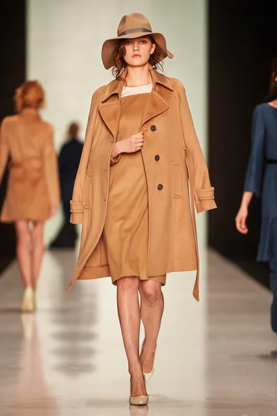 Manken Bgn Aleksandr Rogov podyum üzerinde yürüyor