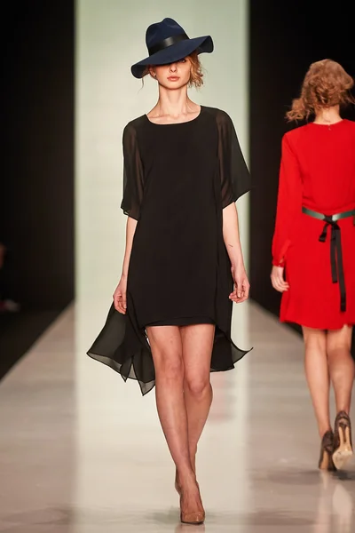 A model walks on the BGN Aleksandr Rogov catwalk — Stock Photo, Image