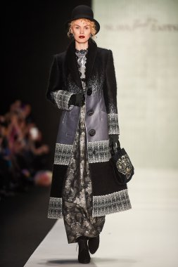 Manken theslava Zaitsev podyum üzerinde yürüyor