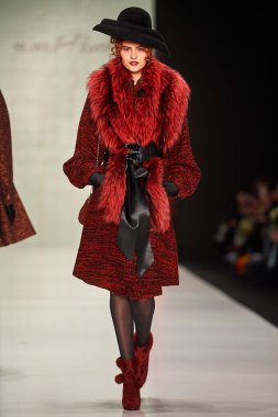 Manken theslava Zaitsev podyum üzerinde yürüyor