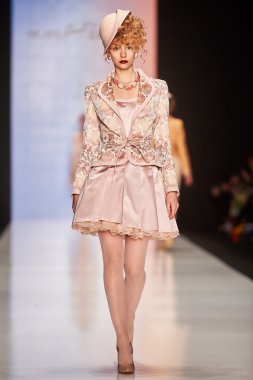 Manken theslava Zaitsev podyum üzerinde yürüyor