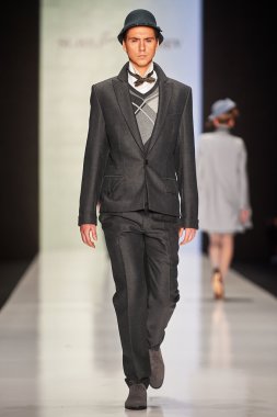 Manken theslava Zaitsev podyum üzerinde yürüyor