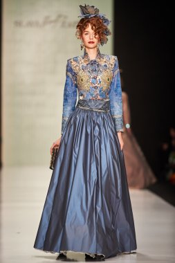 Manken theslava Zaitsev podyum üzerinde yürüyor