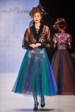 Manken theslava Zaitsev podyum üzerinde yürüyor