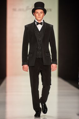 Manken theslava Zaitsev podyum üzerinde yürüyor