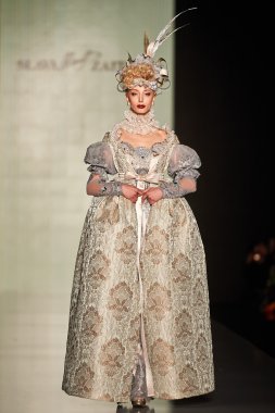 Manken theslava Zaitsev podyum üzerinde yürüyor