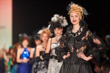 Manken theslava Zaitsev podyum üzerinde yürüyor