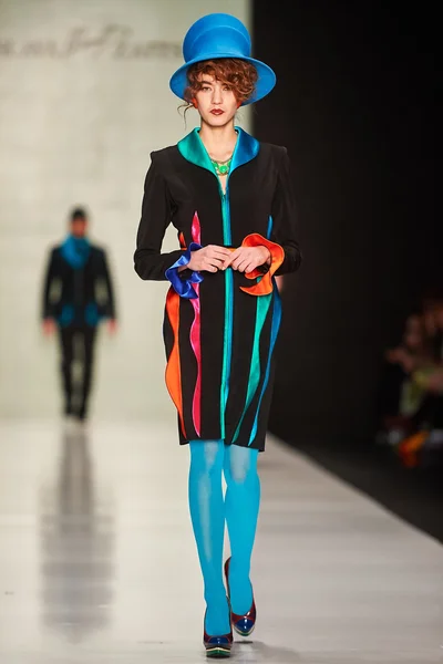 A model walks on theSLAVA ZAITSEV catwalk — Stock Photo, Image