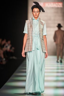 Manken Goga Nikabadze podyum üzerinde yürüyor