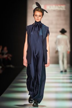 Manken Goga Nikabadze podyum üzerinde yürüyor