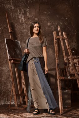 Genç kadın pozlar Studio sanatçı