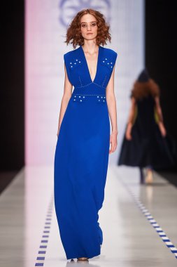 Manken Laroom podyum üzerinde yürüyor