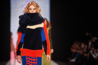 Manken Laroom podyum üzerinde yürüyor