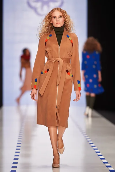 A model walks on the Laroom catwalk — Stock Photo, Image