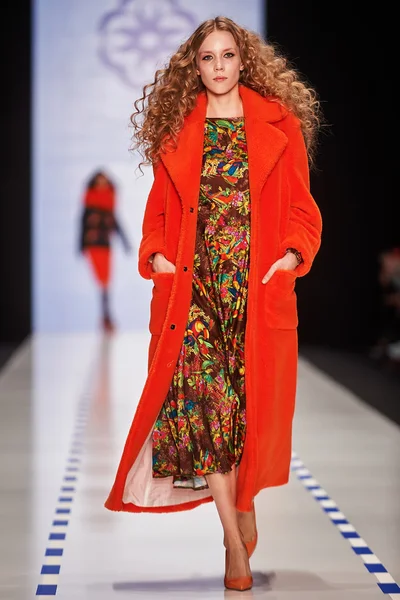 A model walks on the Laroom catwalk — Stock Photo, Image