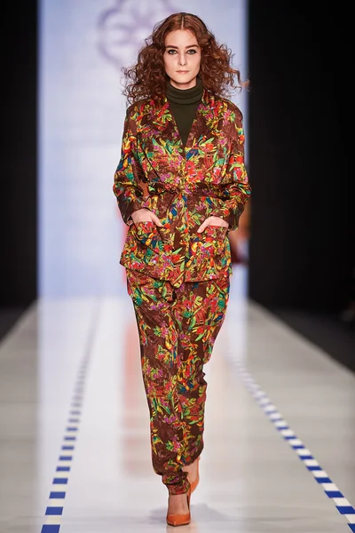 Een model loopt op de catwalk Laroom — Stockfoto