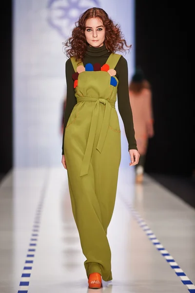 Een model loopt op de catwalk Laroom — Stockfoto