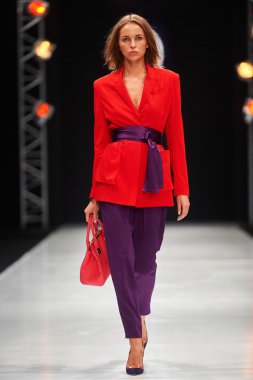 Manken Valentin Yudashkin podyum üzerinde yürüyor