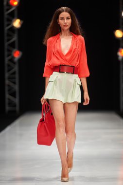 Manken Valentin Yudashkin podyum üzerinde yürüyor