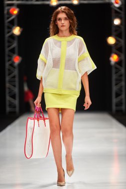 Manken Valentin Yudashkin podyum üzerinde yürüyor