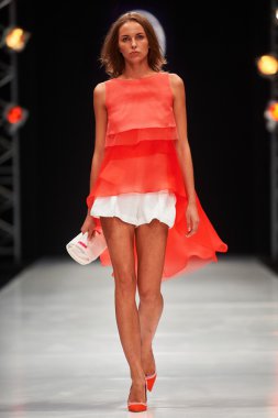 Manken Valentin Yudashkin podyum üzerinde yürüyor