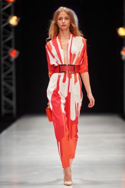 Manken Valentin Yudashkin podyum üzerinde yürüyor