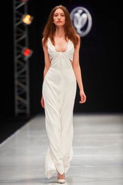 Manken Valentin Yudashkin podyum üzerinde yürüyor