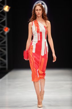 Manken Valentin Yudashkin podyum üzerinde yürüyor