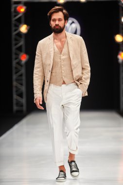 Manken Valentin Yudashkin podyum üzerinde yürüyor