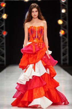 Manken Valentin Yudashkin podyum üzerinde yürüyor