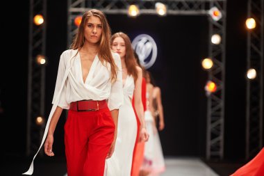 Manken Valentin Yudashkin podyum üzerinde yürüyor