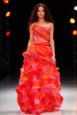 Manken Valentin Yudashkin podyum üzerinde yürüyor