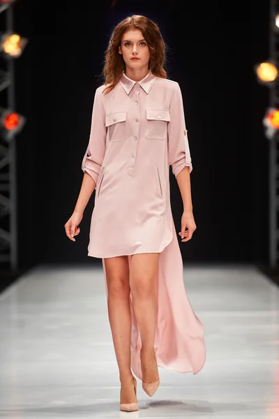 Manken Valentin Yudashkin podyum üzerinde yürüyor